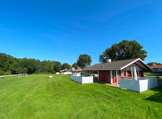 Außenansicht mit Sonnenterrasse und Sitzgruppe; ruhige Lage an der dänischen Ostseeküste, Urlaub in Südjütland, Natur & Erholung.