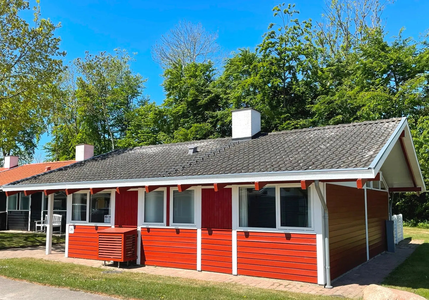 Außenansicht der Ferienhaussiedlung nahe Ostsee; Dänemark, Südjütland – Natur, Küste, familienfreundlicher Urlaub.