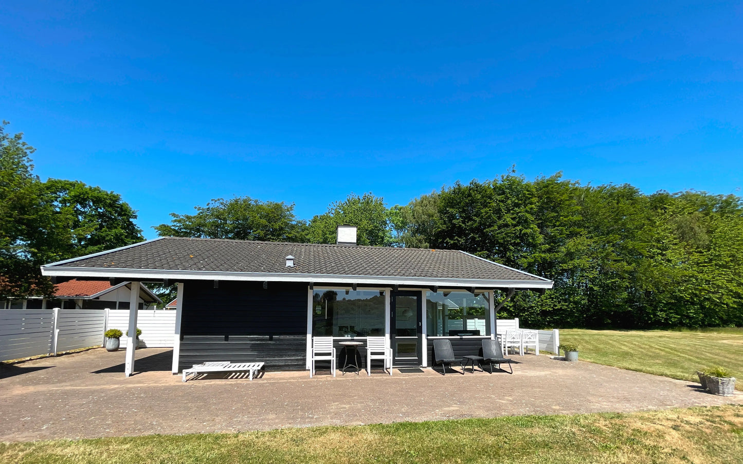 Außenaufnahme der Ferienhaussiedlung nahe Ostsee; Südjütland, Dänemark – Natur, Küste, Ferienhaus mieten.
