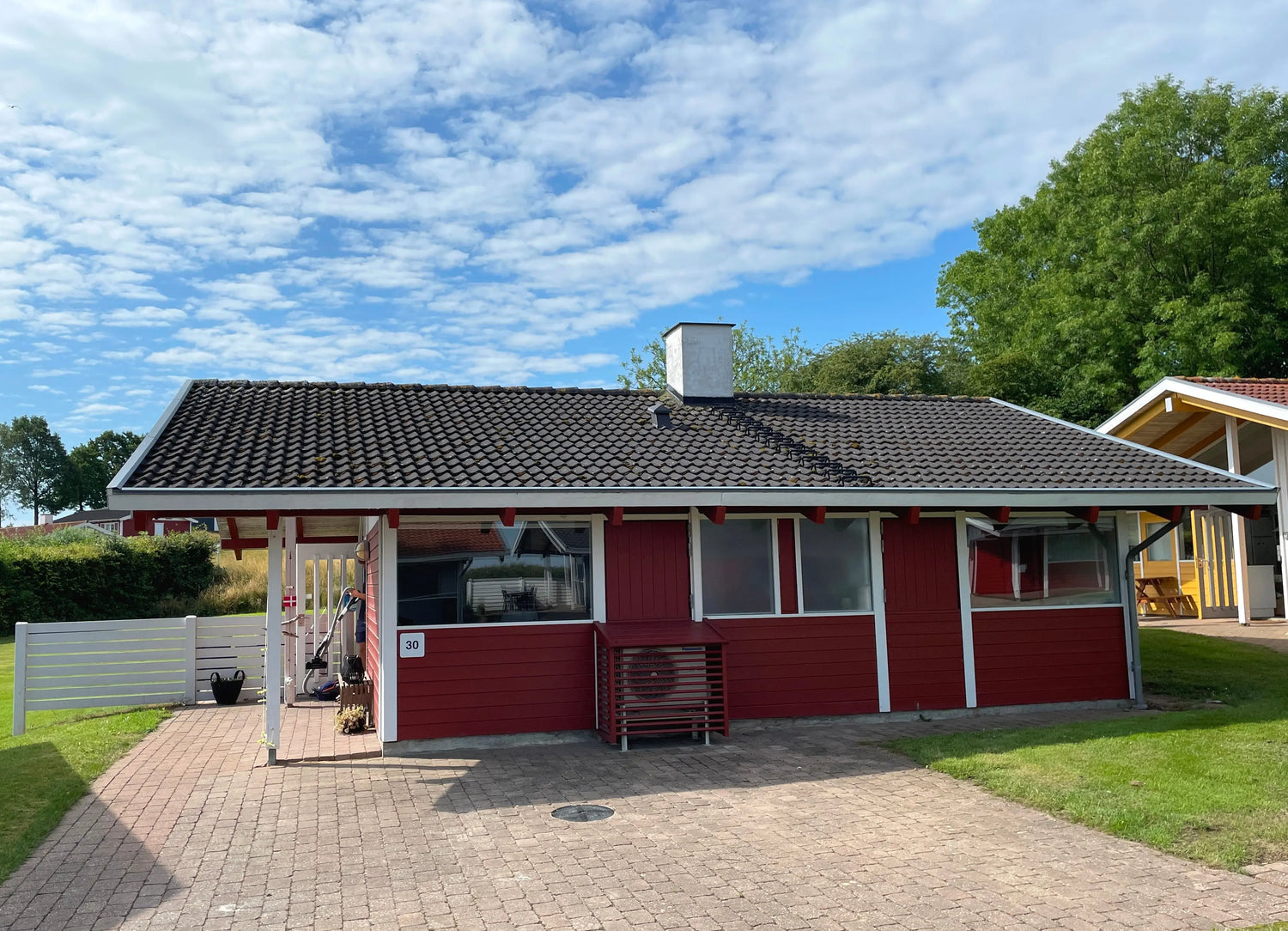 Ferienhaus in Dänemark, Südjütland – moderne Holzfassade mit großer Terrasse und Garten; Ostseeküste, Strandnähe, Ferienhaus mieten.