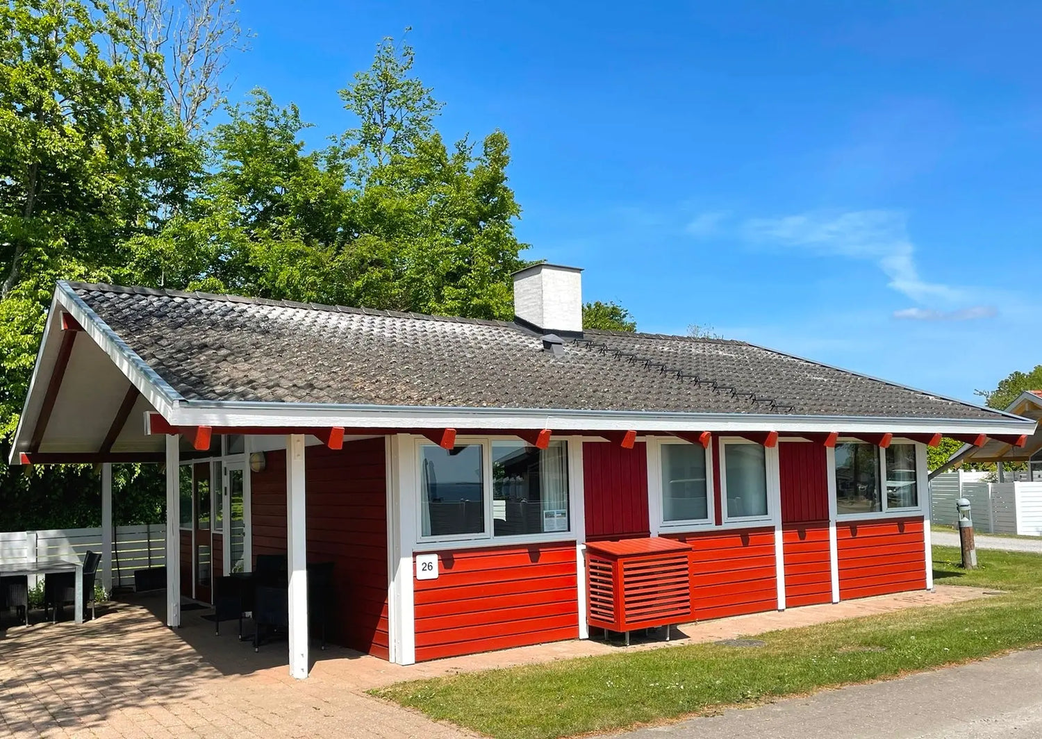 Ferienhaus in Dänemark, Südjütland – moderne Holzfassade mit großer Terrasse und Garten; Ostseeküste, familienfreundlich, Ferienhaus mieten.