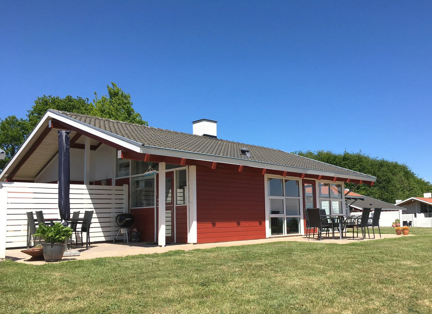 Sonnenterrasse am Ferienhaus in Dänemark, Südjütland – Holzdeck, Garten und ruhige Lage an der Ostsee