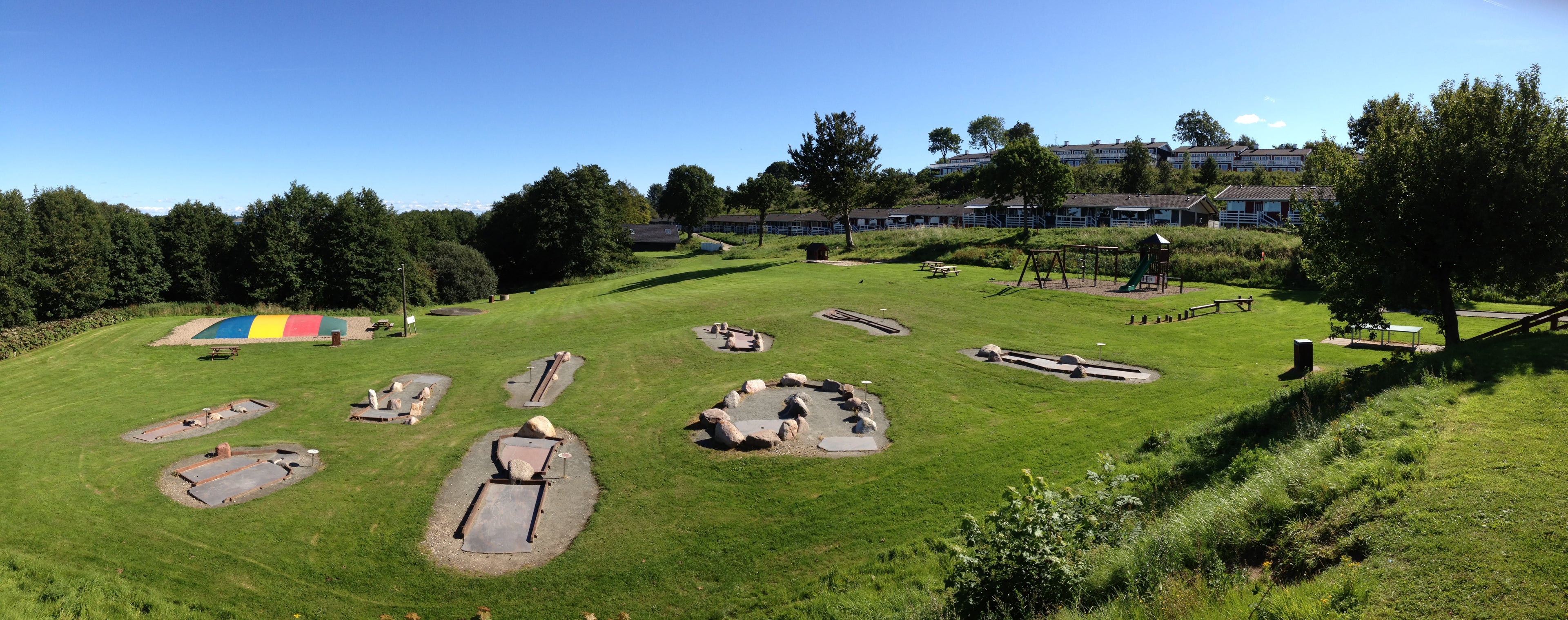 Minigolfplatz und Spielbereich für Kinder im Ferienpark Löjt.