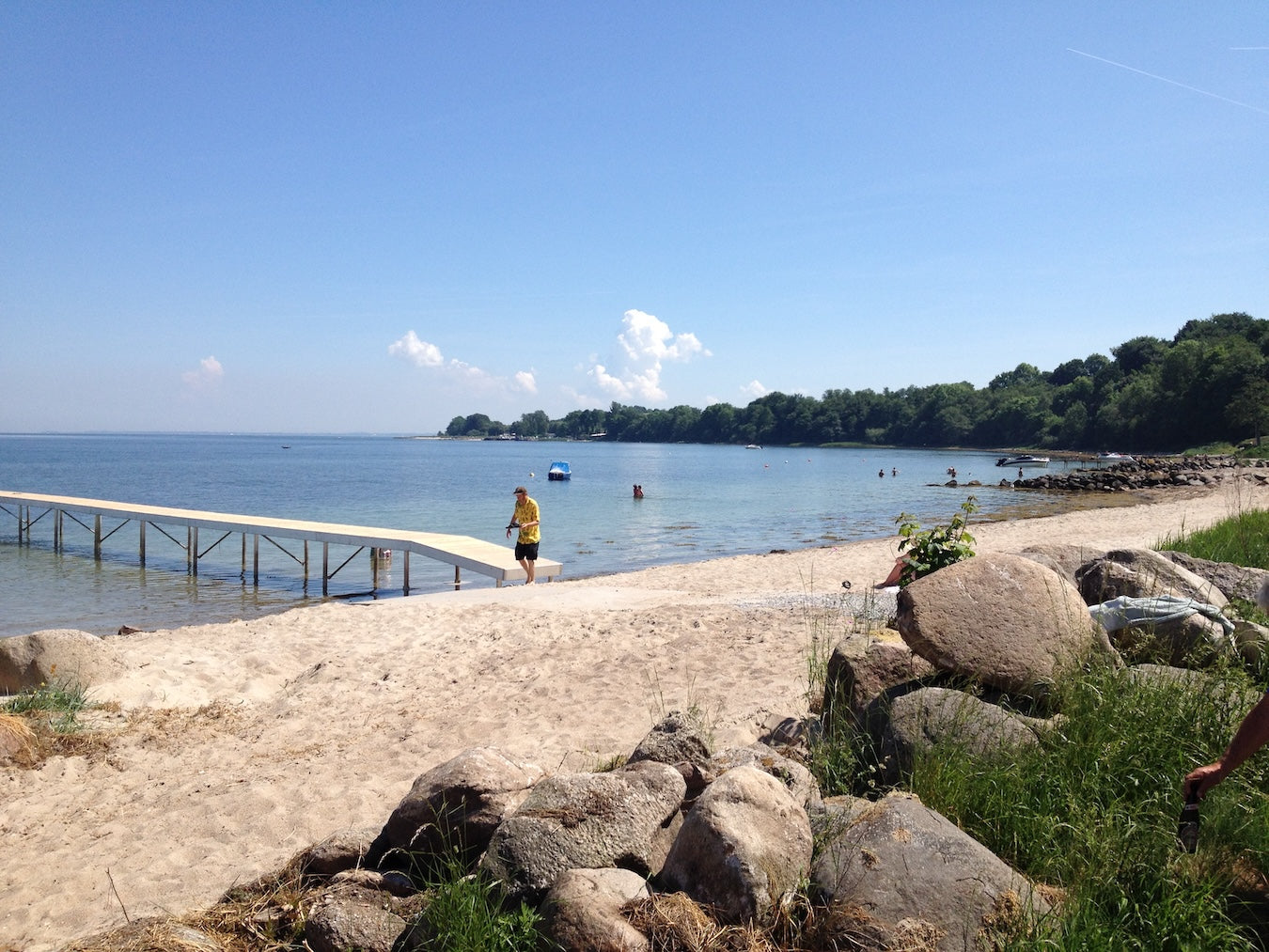 Sandstrand mit Badesteg in ruhiger Ostseebucht, Südjütland/Dänemark – flaches Wasser, kinderfreundlicher Badestrand, Natur & Erholung.