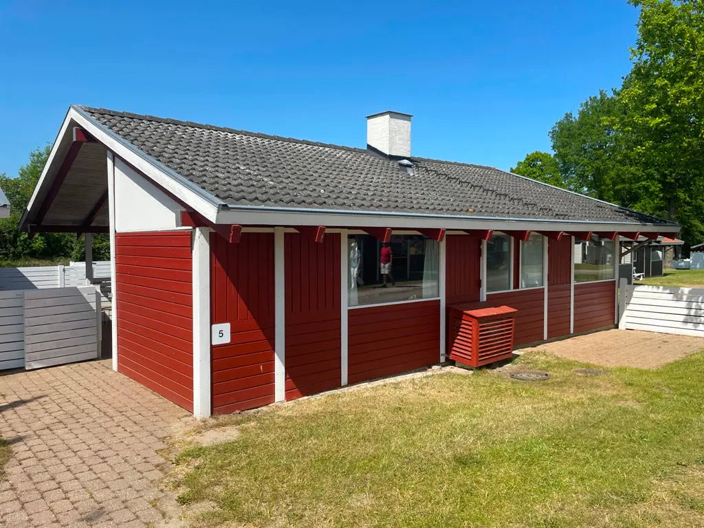 Ferienhaus in Dänemark, Südjütland – moderne Holzfassade mit Terrasse und Garten; Ostseeküste, Strandnähe, Ferienhaus mieten.